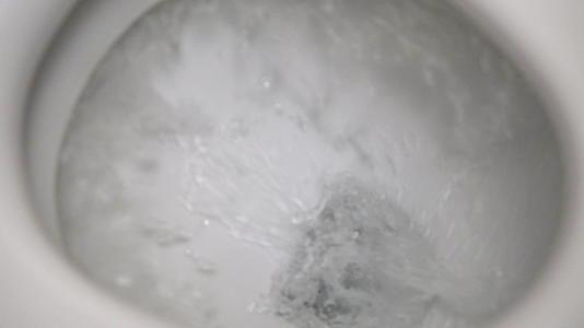 慢动作240抽水马桶水冲马桶水流清晰可见陶瓷马桶视频的预览图