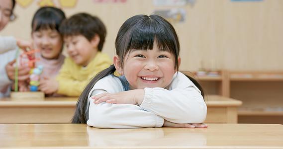 8K幼儿园开心微笑的小女孩视频的预览图
