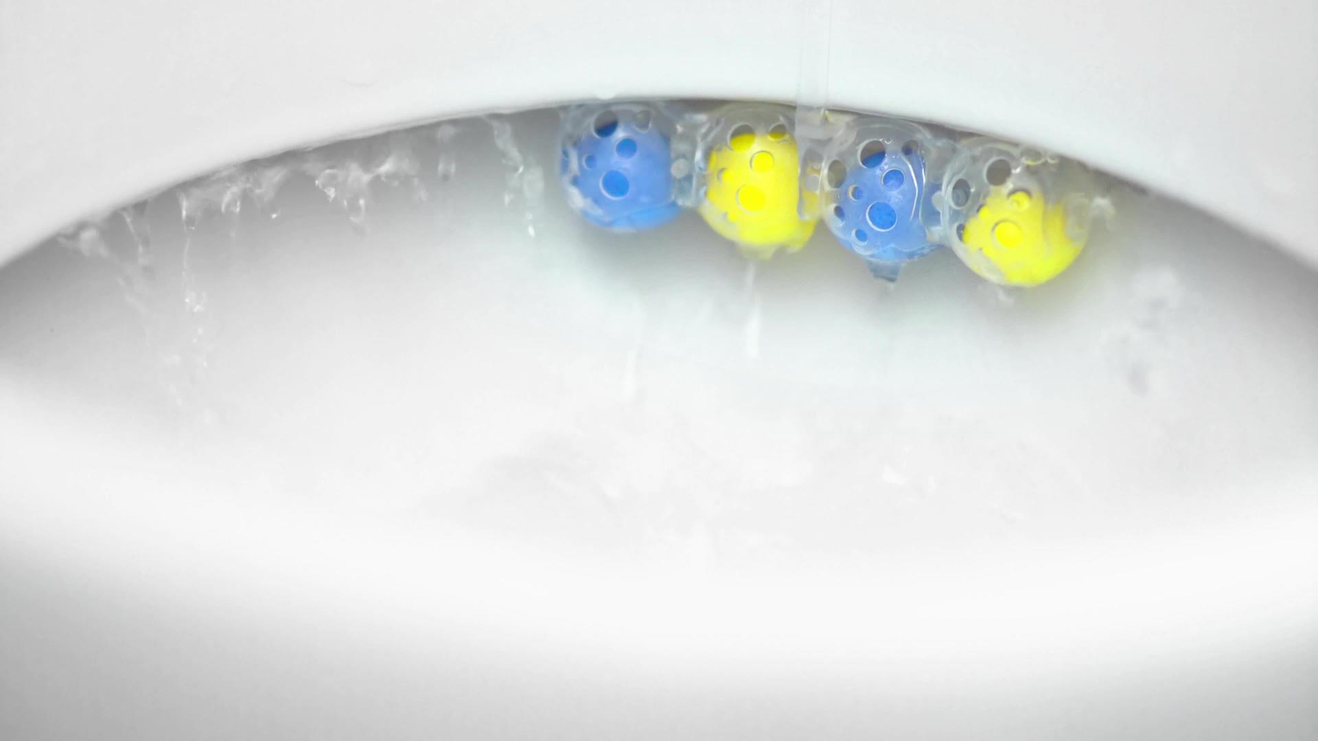 洗涤蓝色和黄色浴室新鲜水关闭视频的预览图