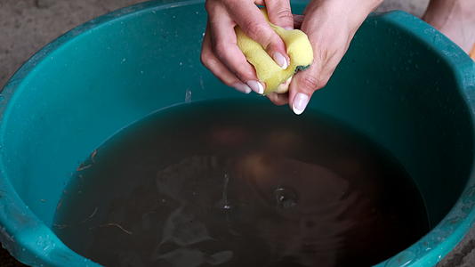 女人用手从泥土里洗小土豆视频的预览图