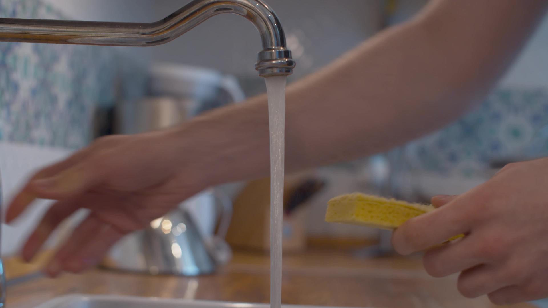 男性手洗碗视频的预览图