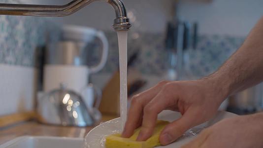 青年洗碗手的手视频的预览图