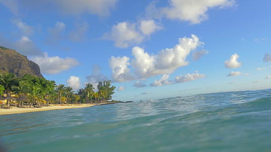 以热带海滩为目的在清澈的蓝色海洋中游泳视频的预览图