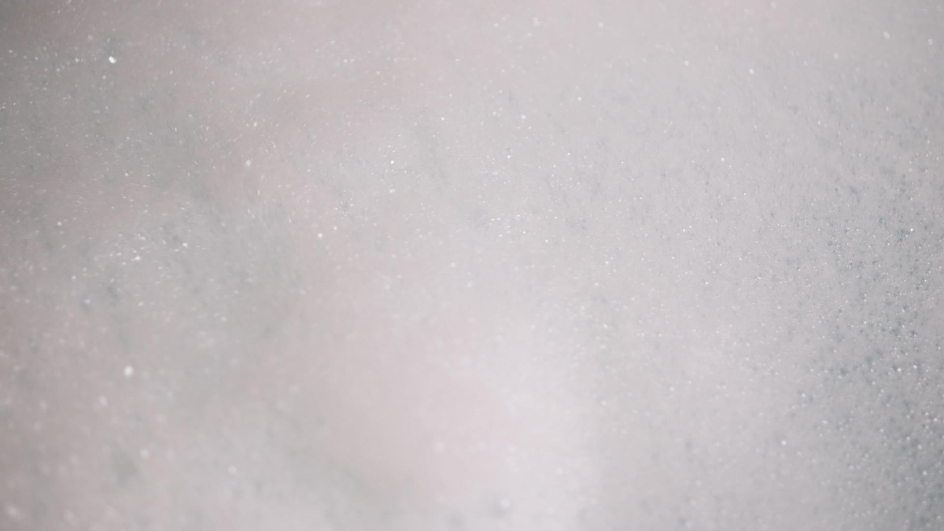 白色泡沫有爆破泡沫绿宝石水洗澡时间4k视频的预览图