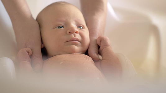 新生婴儿的洗澡时间视频的预览图