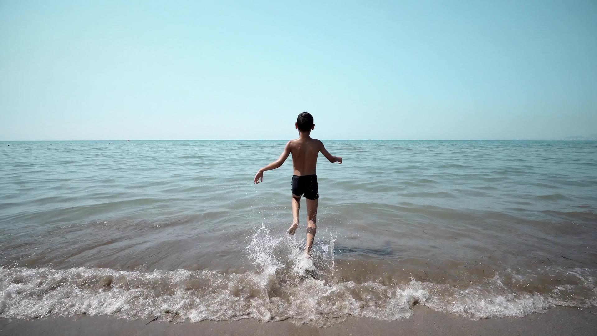 快乐的男孩在水中钻入水中在电影院前稳定风景视频的预览图