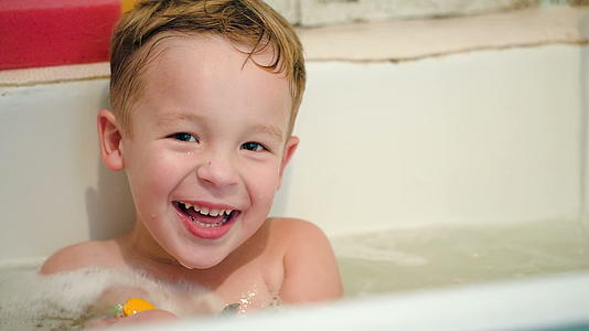 快乐的小男孩用玩具洗澡视频的预览图