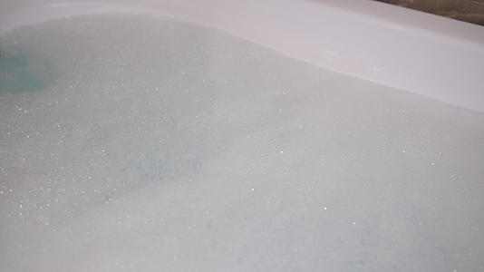白色泡沫有爆破泡沫准备洗澡水烟花视频的预览图