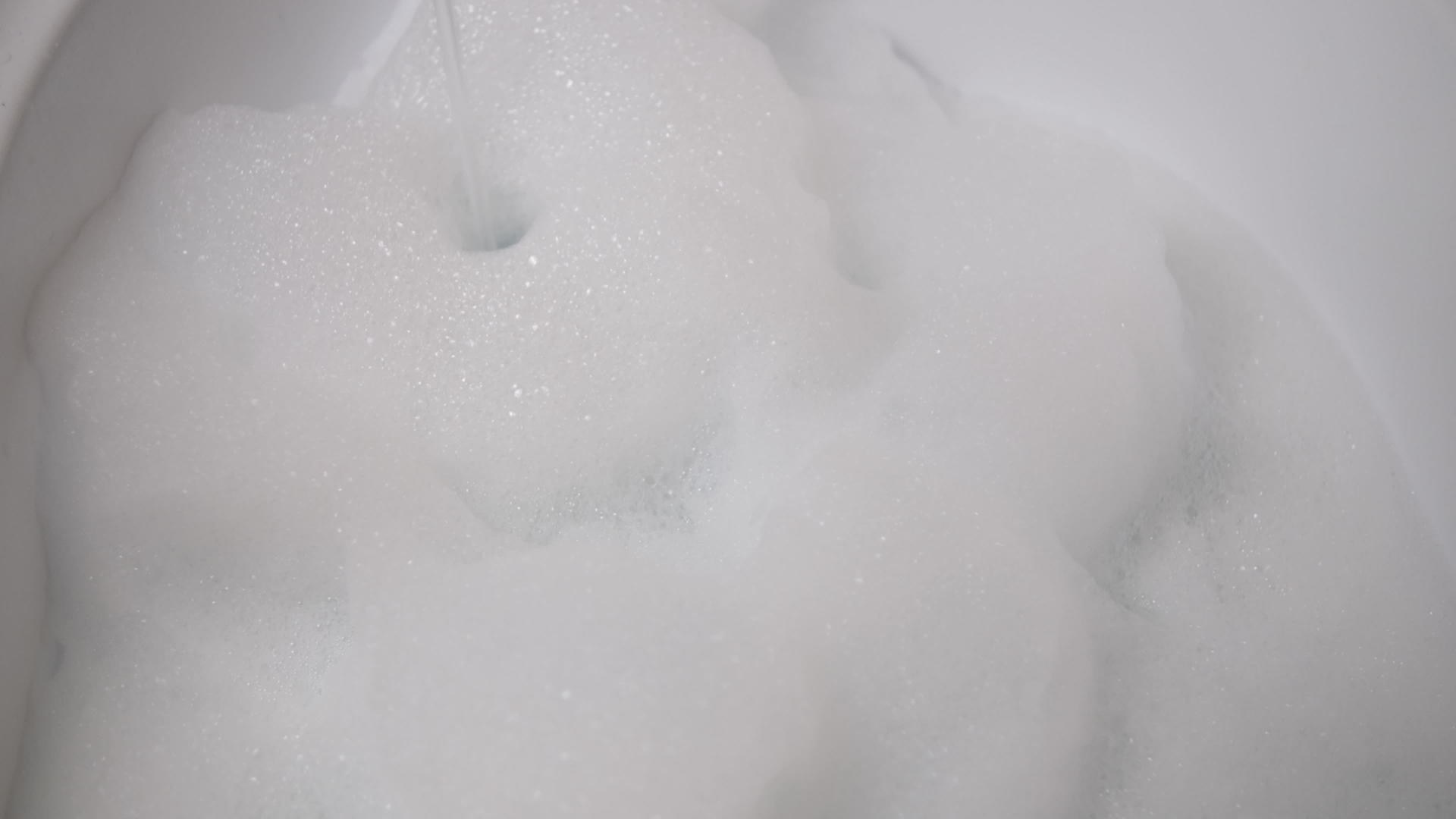 白色泡沫有爆破泡沫准备洗澡水视频的预览图
