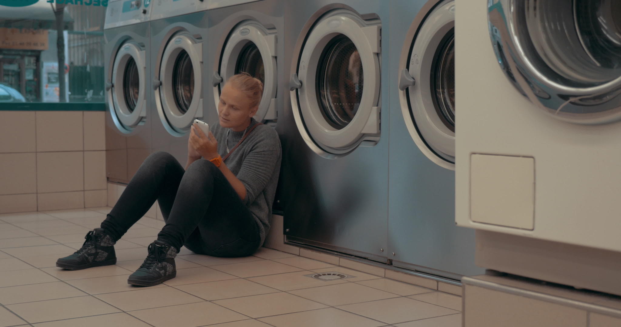 女人用手机洗衣服和洗衣服视频的预览图