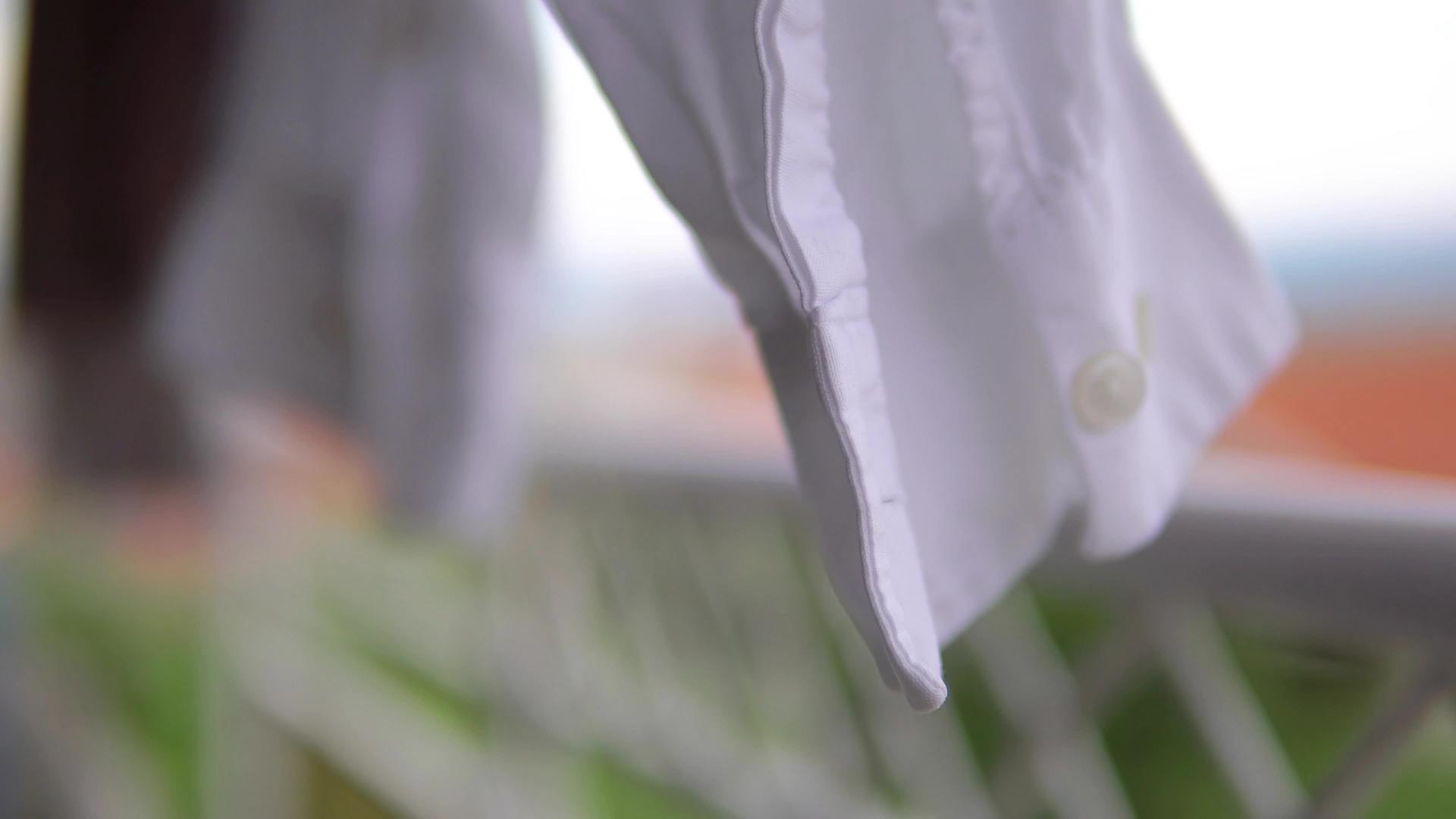 衣服、衬衫、洗衣细节在晾衣绳上晾干在轻风上摇摆电影自由度视频的预览图