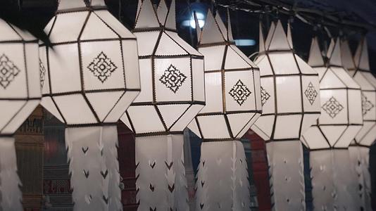 伊蓬清迈清迈义蓬节ThaPhae纸灯笼路装饰视频的预览图