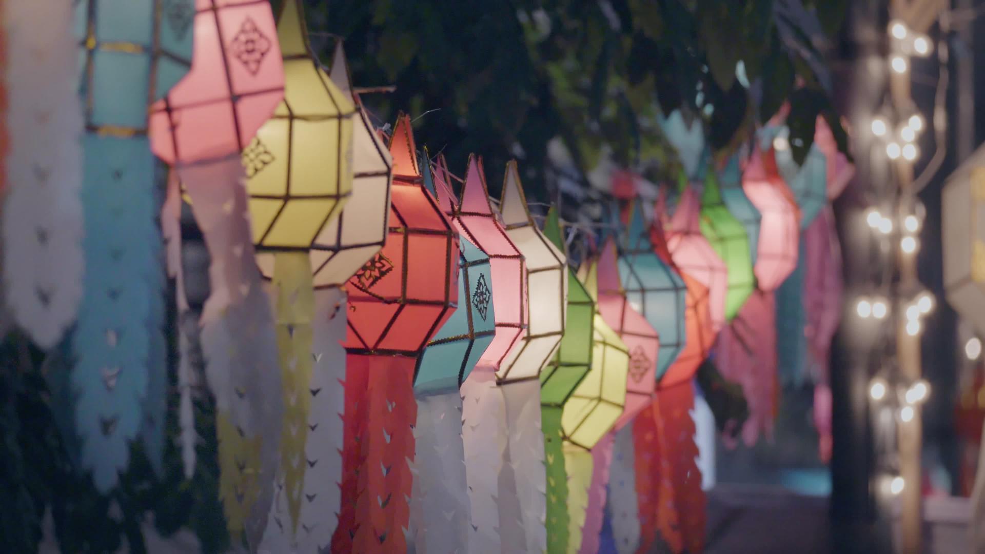 伊蓬清迈清迈义蓬节ThaPhae纸灯笼路装饰视频的预览图