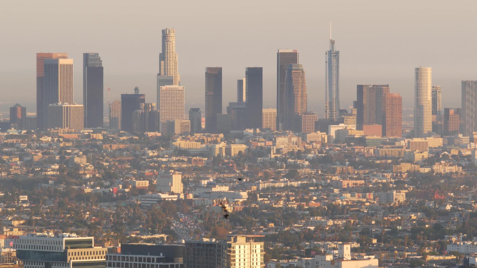 大都市高层摩天大楼在美国加州洛杉矶烟雾中的空气视频的预览图