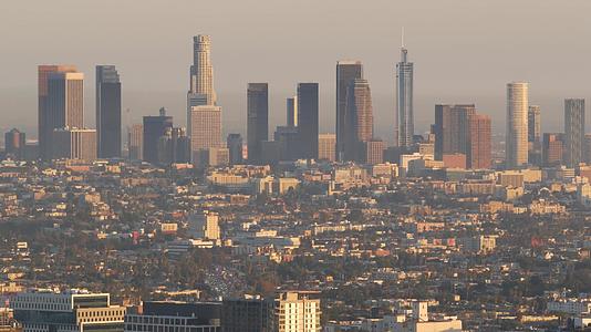 大都市高层摩天大楼在美国加州洛杉矶烟雾中的空气视频的预览图