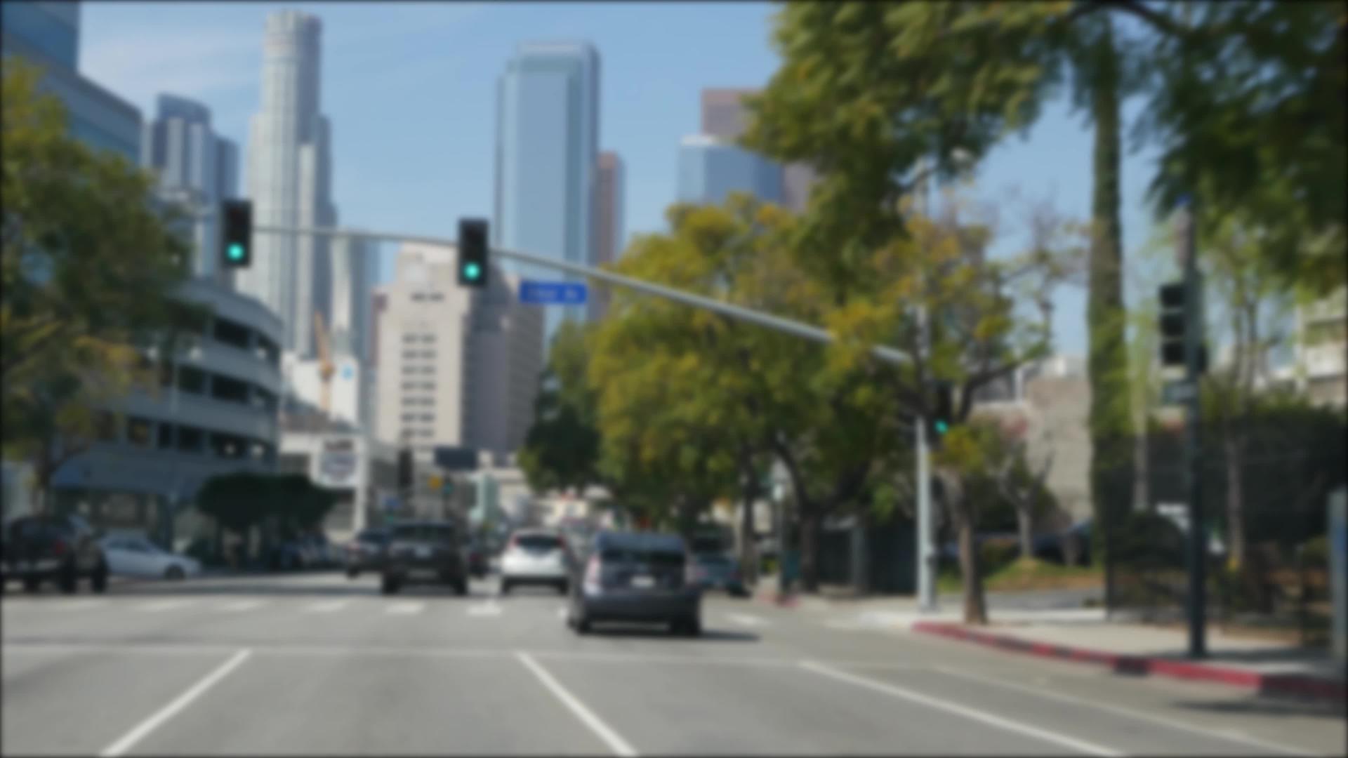 在加州洛杉矶市中心的街道上开车视频的预览图