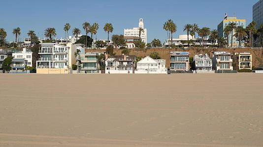 加州夏季海滩美学阳光明媚的蓝天海滩和许多不同的海滩视频的预览图