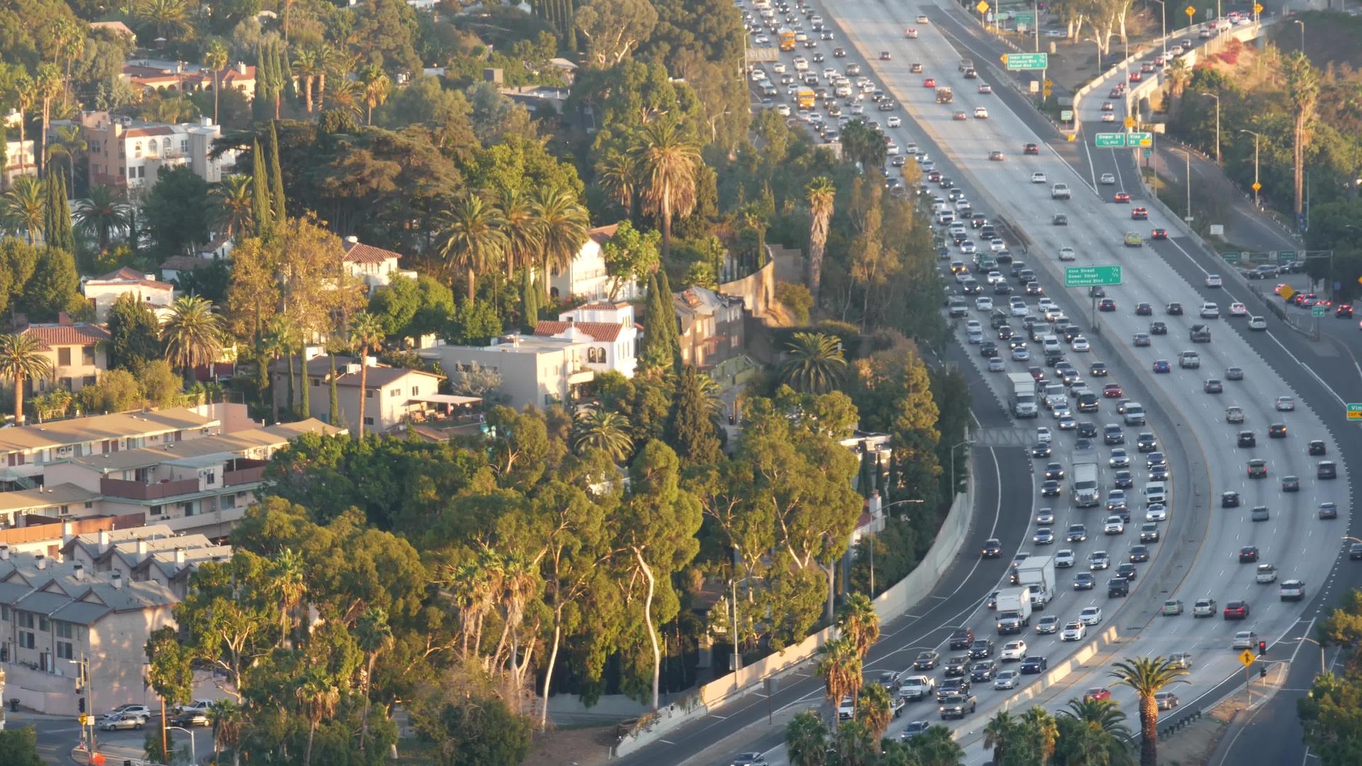 城际高速公路在美国加州洛杉矶大都市繁忙的高峰期视频的预览图