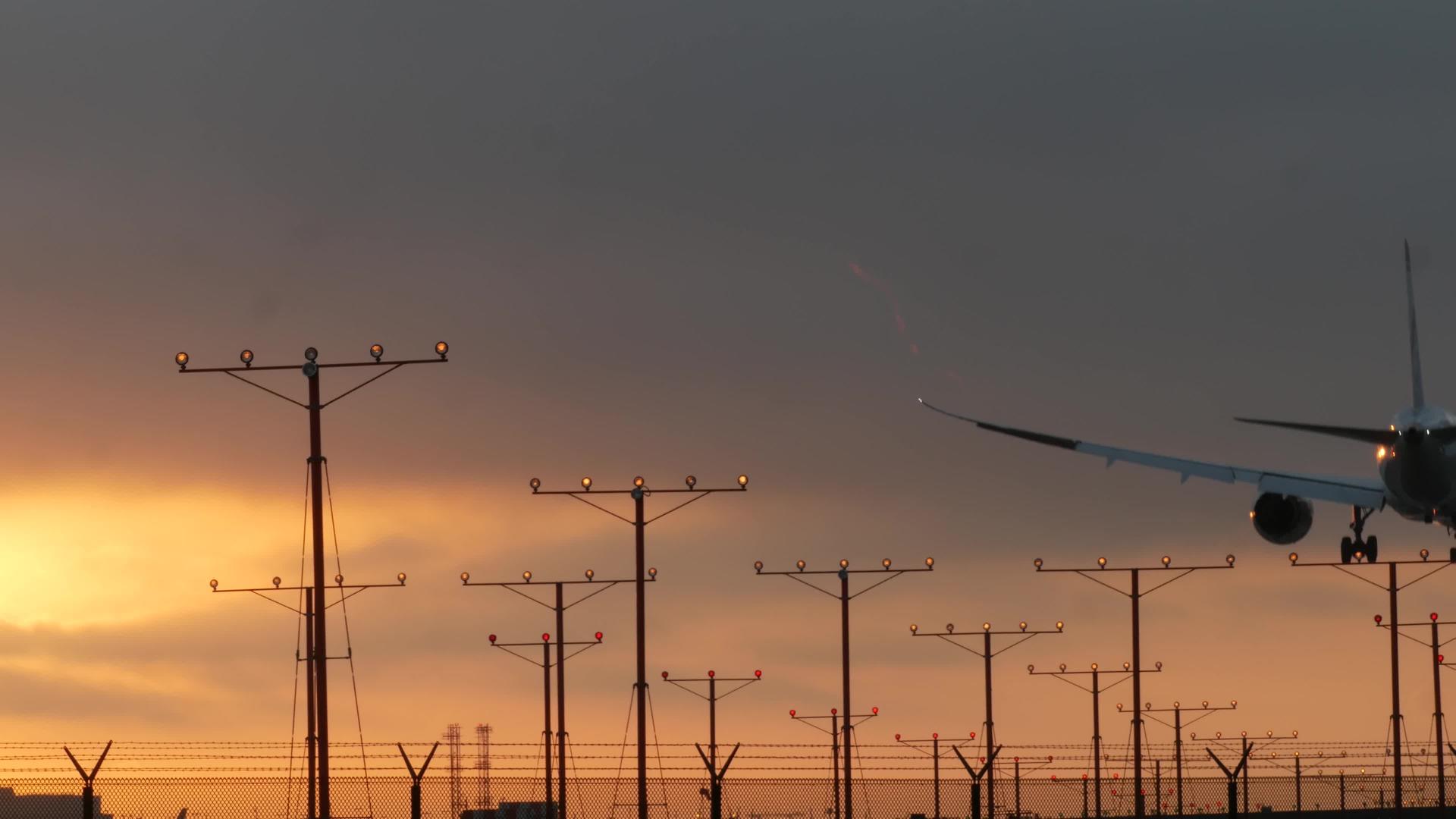 日落时在洛杉矶国际机场降落视频的预览图