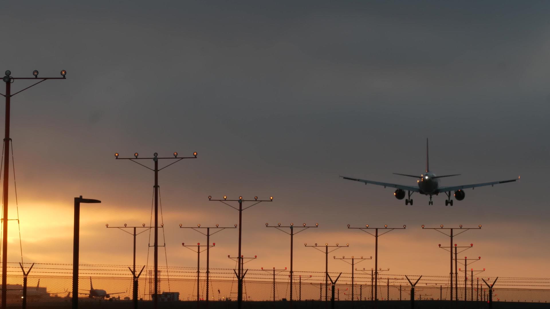 日落时在洛杉矶国际机场降落视频的预览图