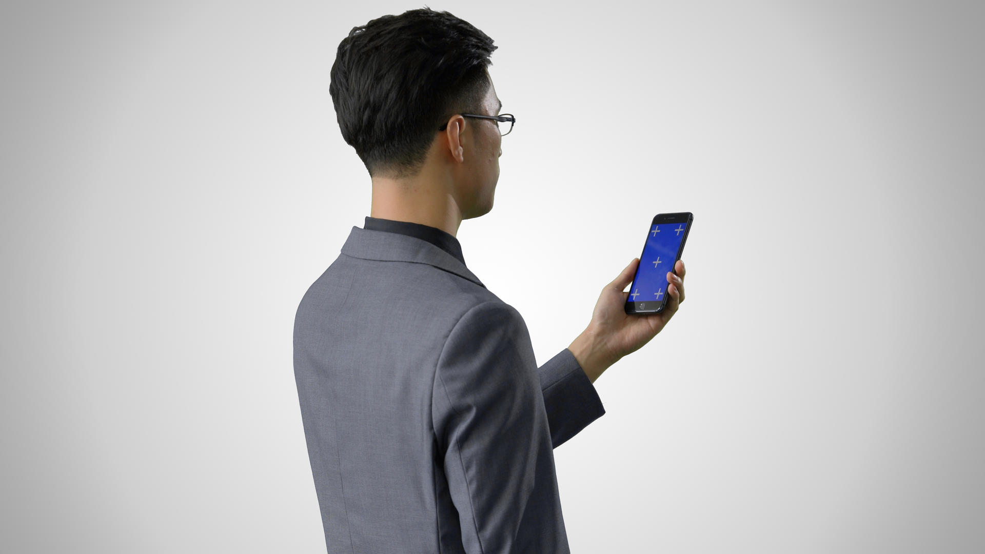 4k灰底抠像合成商务男性使用蓝幕手机背影视频的预览图