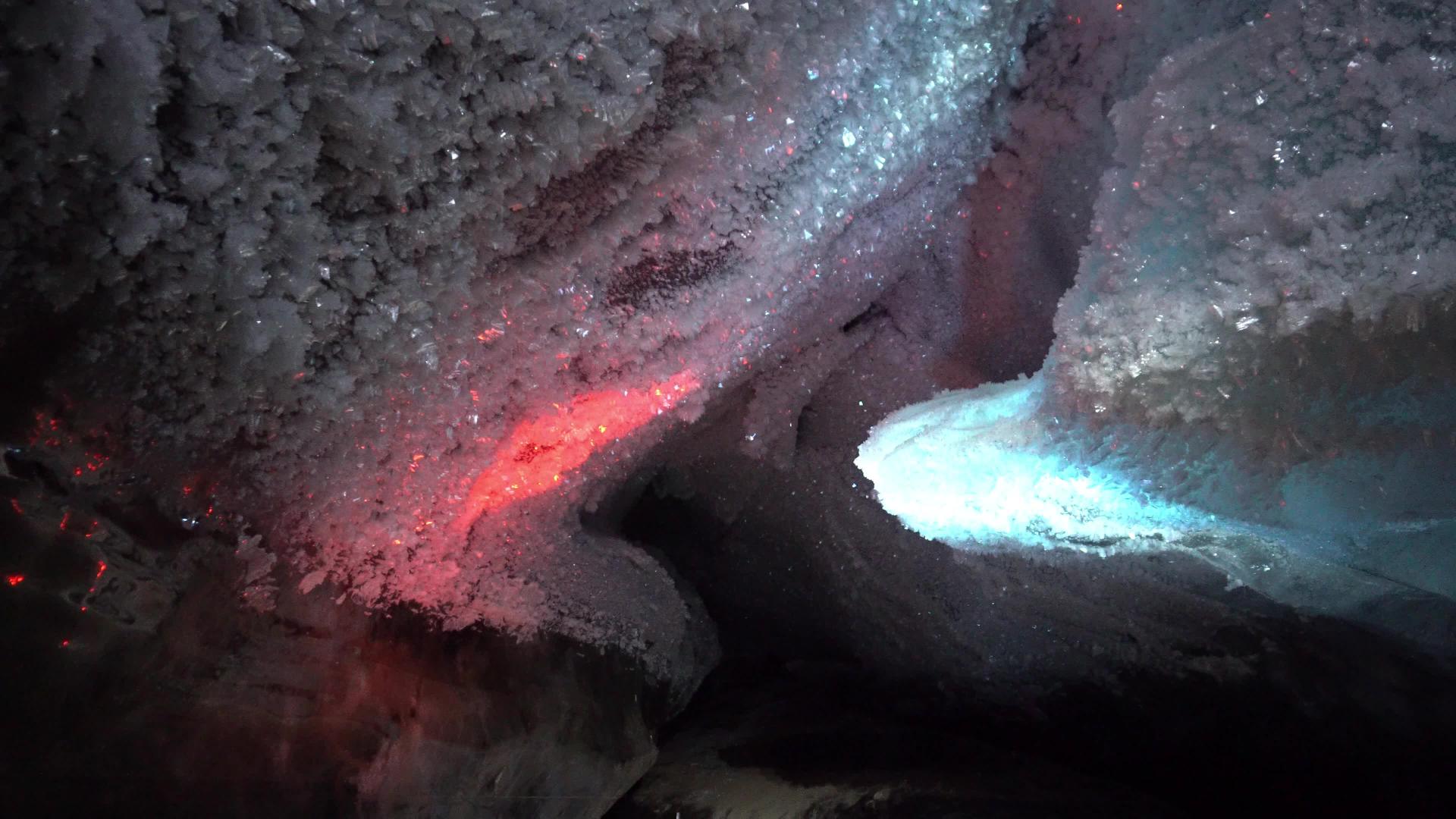 一个冰洞里有的彩色照明视频的预览图