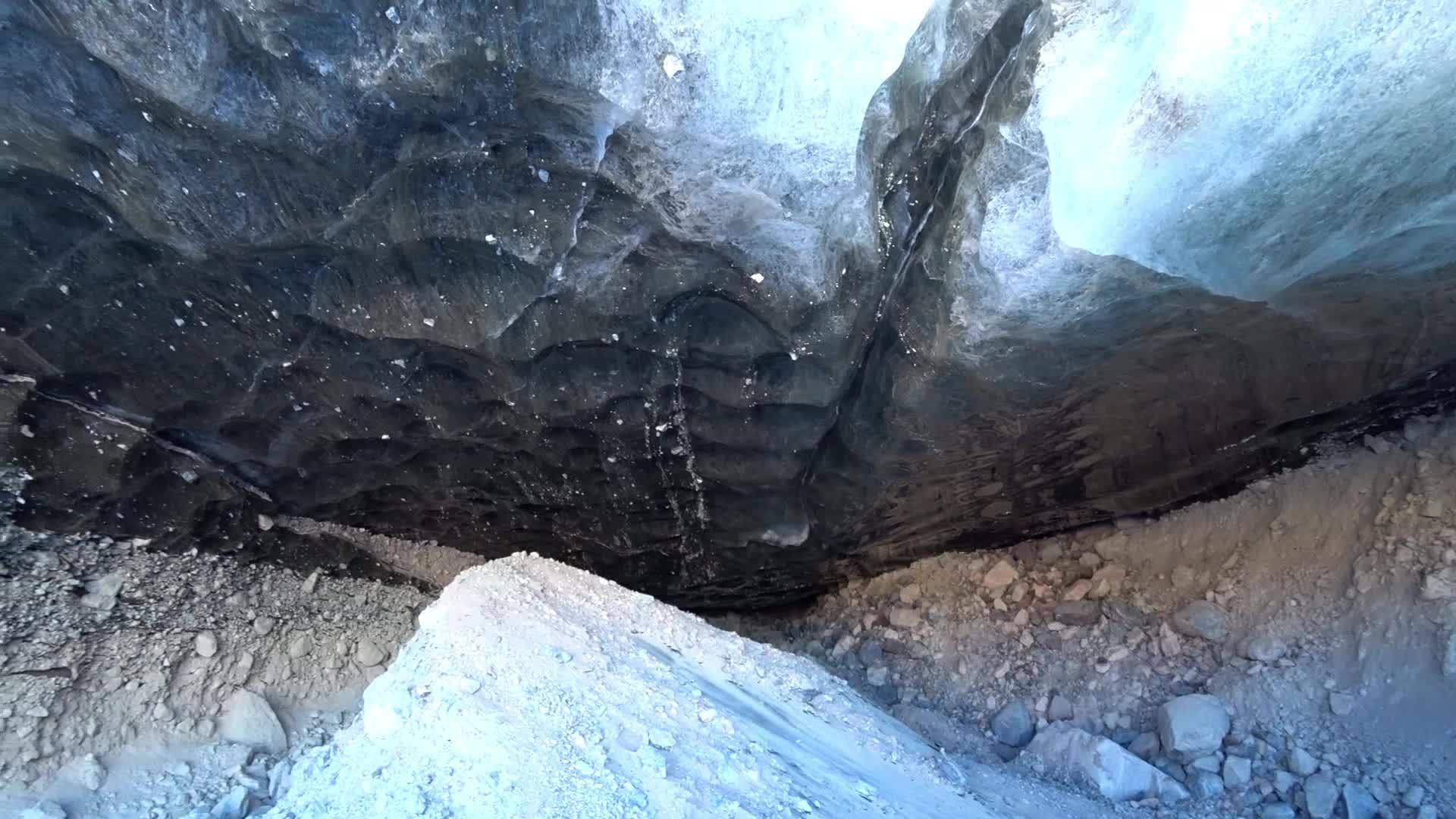 冰雪山冰洞表柱视频的预览图