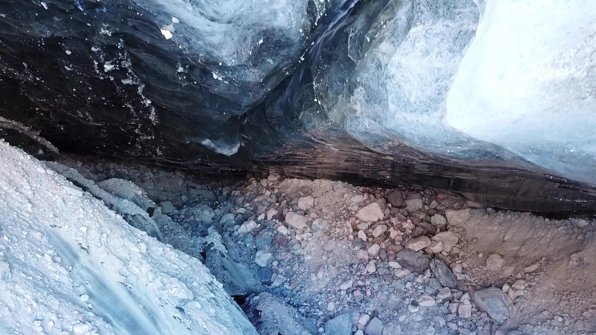冰雪山冰洞表柱视频的预览图
