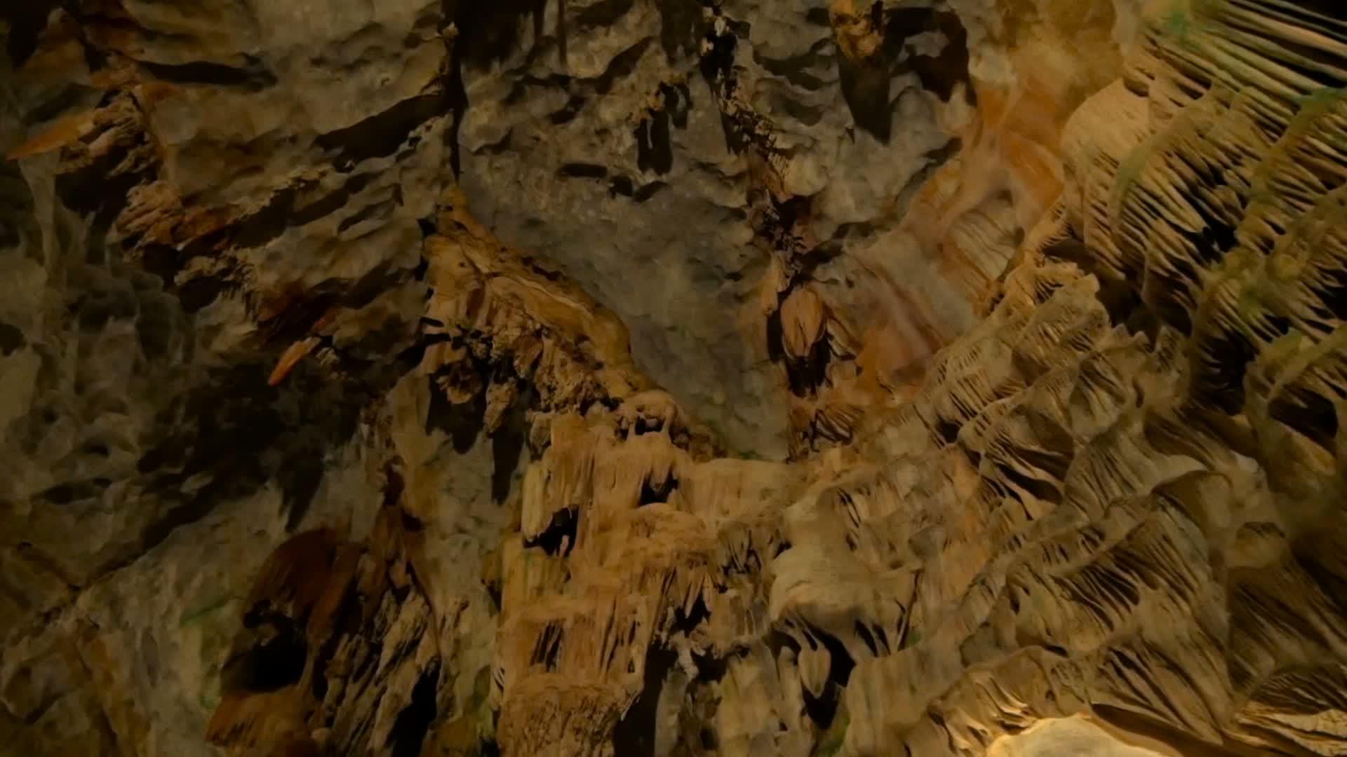 地下洞穴世界以其宏伟而令人惊叹视频的预览图