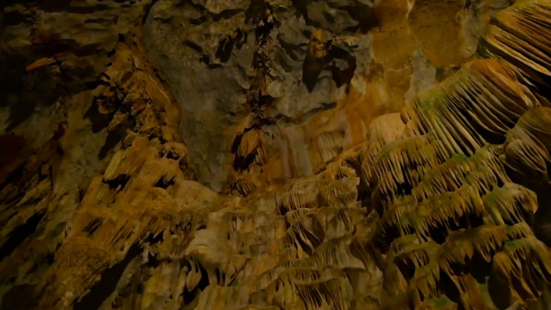 地下洞穴世界以其宏伟而令人惊叹视频的预览图