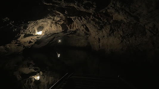 喀斯特洞穴水巡游视频的预览图