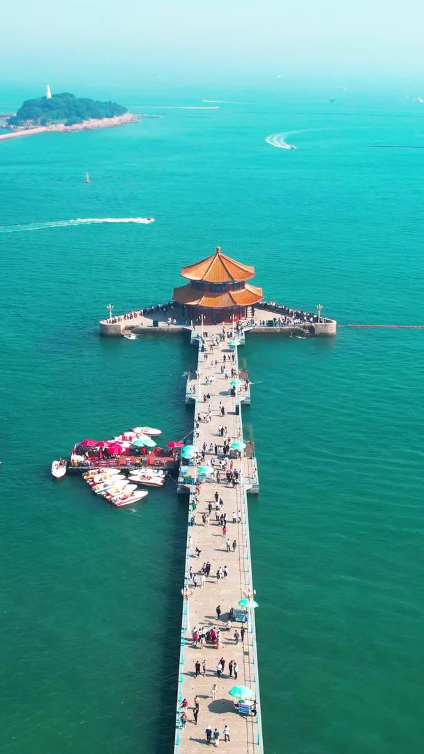 航拍夏日青岛栈桥浴场游客游玩视频的预览图