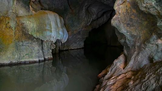 地下景观表面岩石反射岩层视频的预览图