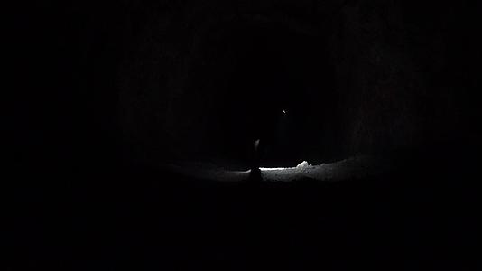 一个家伙在黑暗的洞穴里拿着灯笼视频的预览图