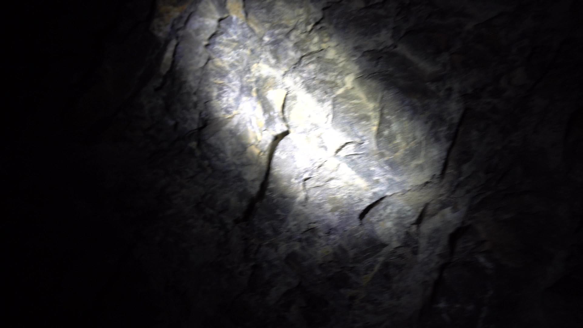 洞穴壁上的手电筒视频的预览图