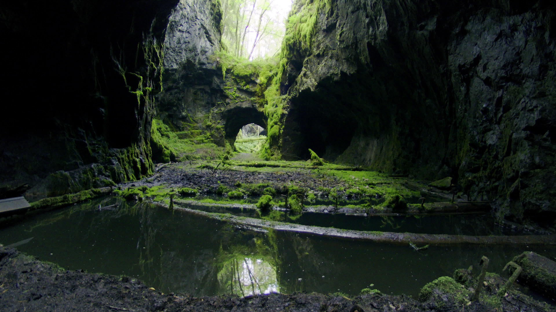 美丽的自然洞穴倾斜视频的预览图