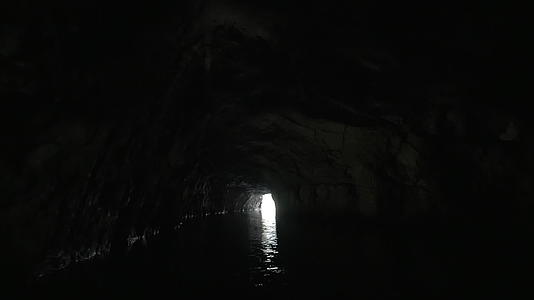 河长湾穿梭vietnam石灰岩洞穴视频的预览图