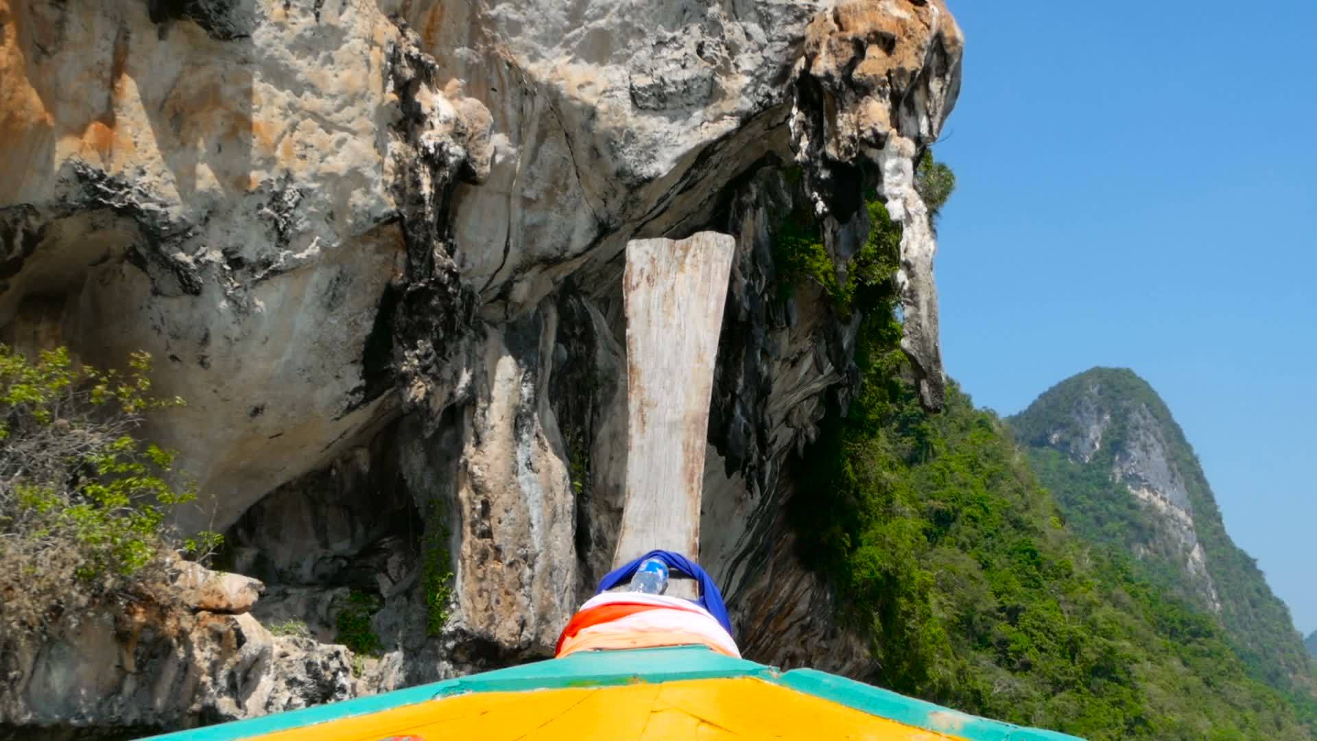 泰国传统的长尾船在喀斯特山下游泳视频的预览图