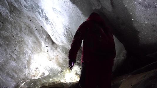 一个人在冰山洞里有灯光视频的预览图