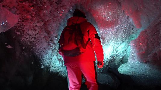 一个人在冰山洞里有灯光视频的预览图