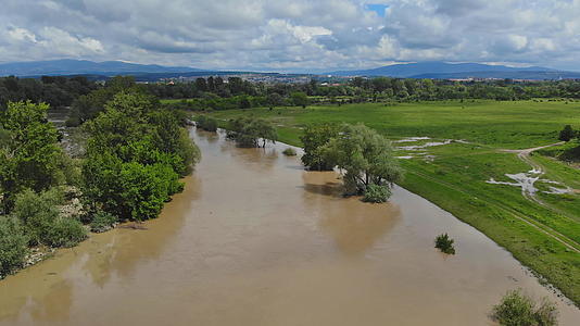 暴雨过后农田水流在农田水道上发生洪水破坏视频的预览图