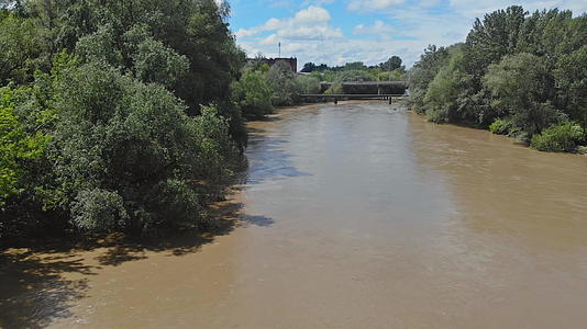河流在多云的天气中溢出导致洪水视频的预览图