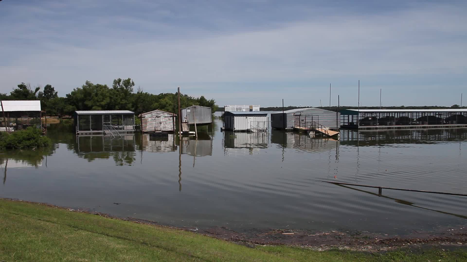 德克萨斯州莱维斯维尔湖洪水泛滥视频的预览图