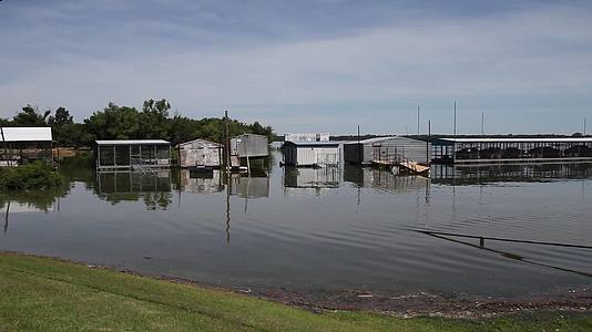 德克萨斯州莱维斯维尔湖洪水泛滥视频的预览图