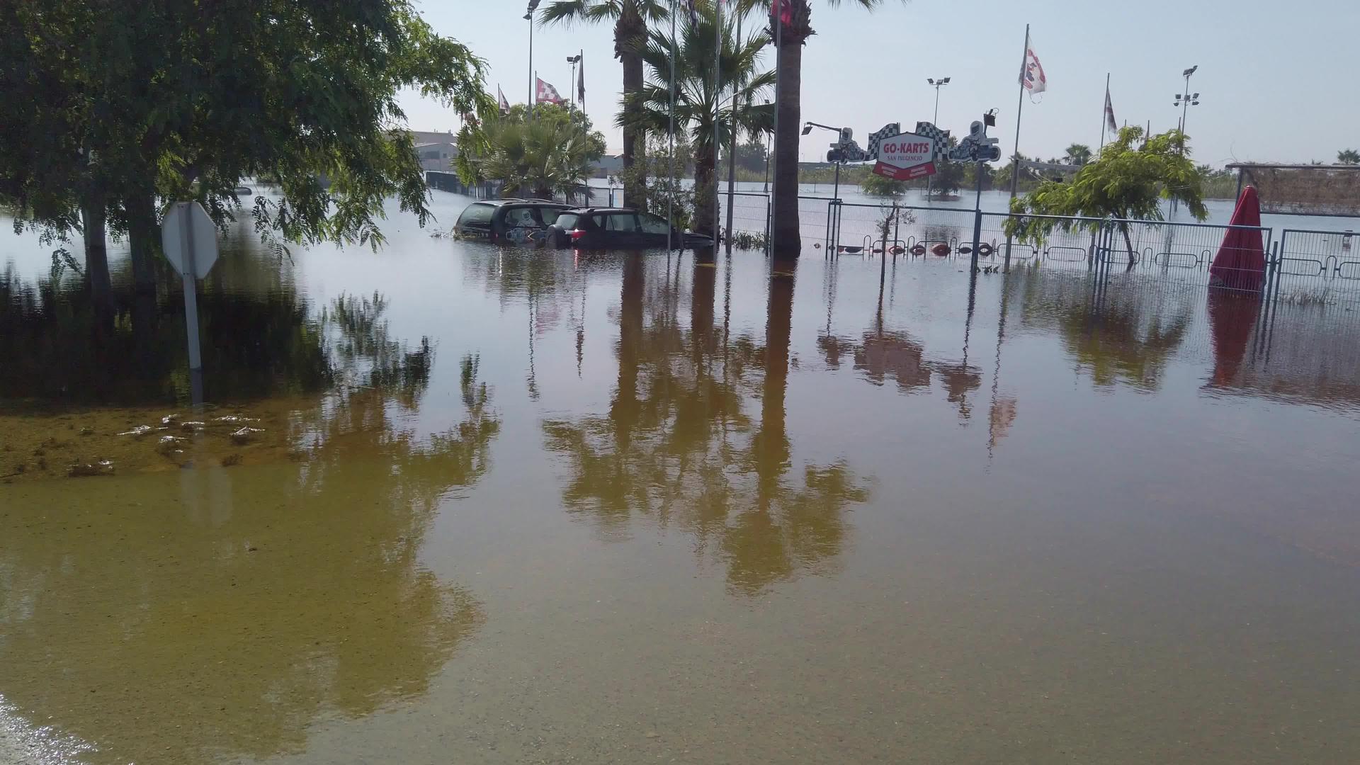 停车场的汽车被洪水淹没视频的预览图