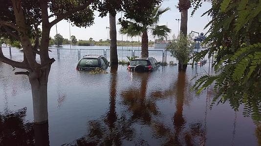 停车场道路深水中被洪水淹没的汽车在雨天后发生洪水视频的预览图