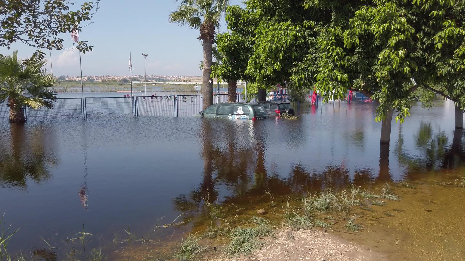 描述飓风发生后的洪水状况视频的预览图