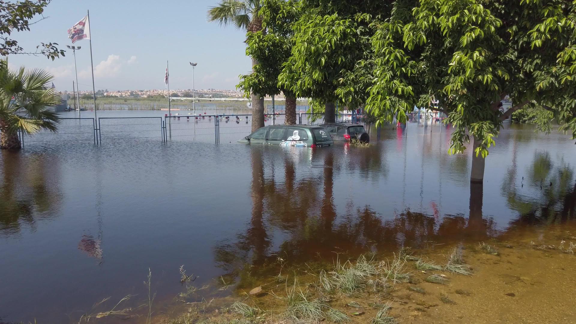 适用于在洪水中淹没在水中的汽车以显示风暴后造成的损坏视频的预览图