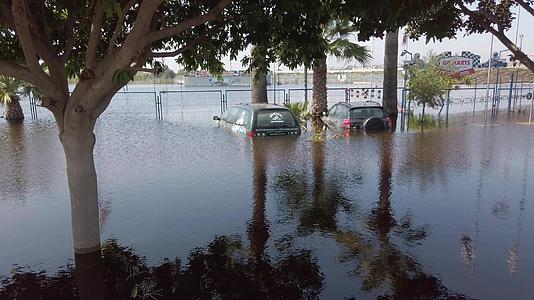 停车场道路深水中被洪水淹没的汽车在雨天后发生洪水视频的预览图