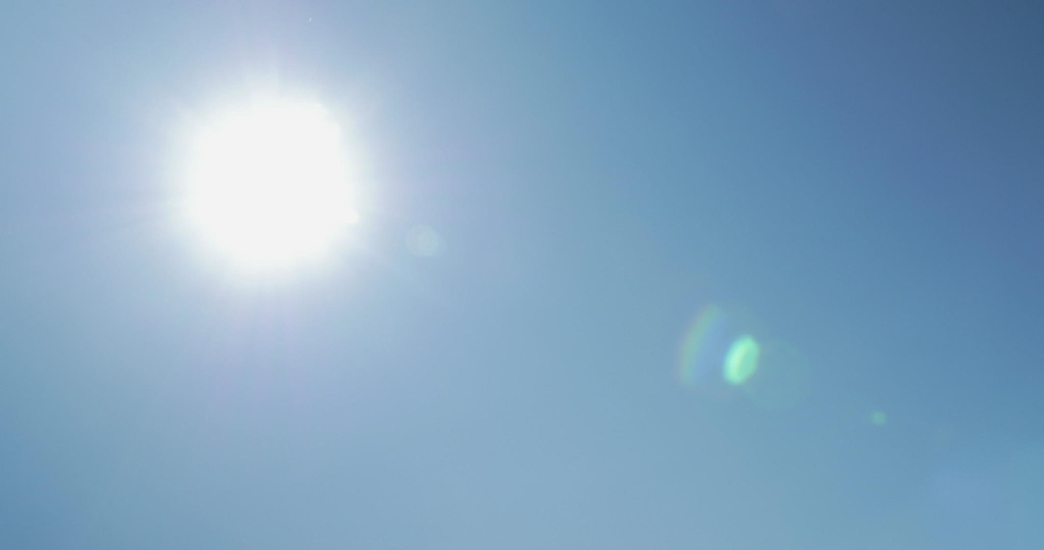 晴朗的蓝天和明亮的阳光取代了能源太阳能电池板视频的预览图